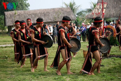 ពិធីបុណ្យបួងសួងសុំឲ្យជនជាតិមានសន្តិសុខនៅទីក្រុងហាណូយ - ảnh 3